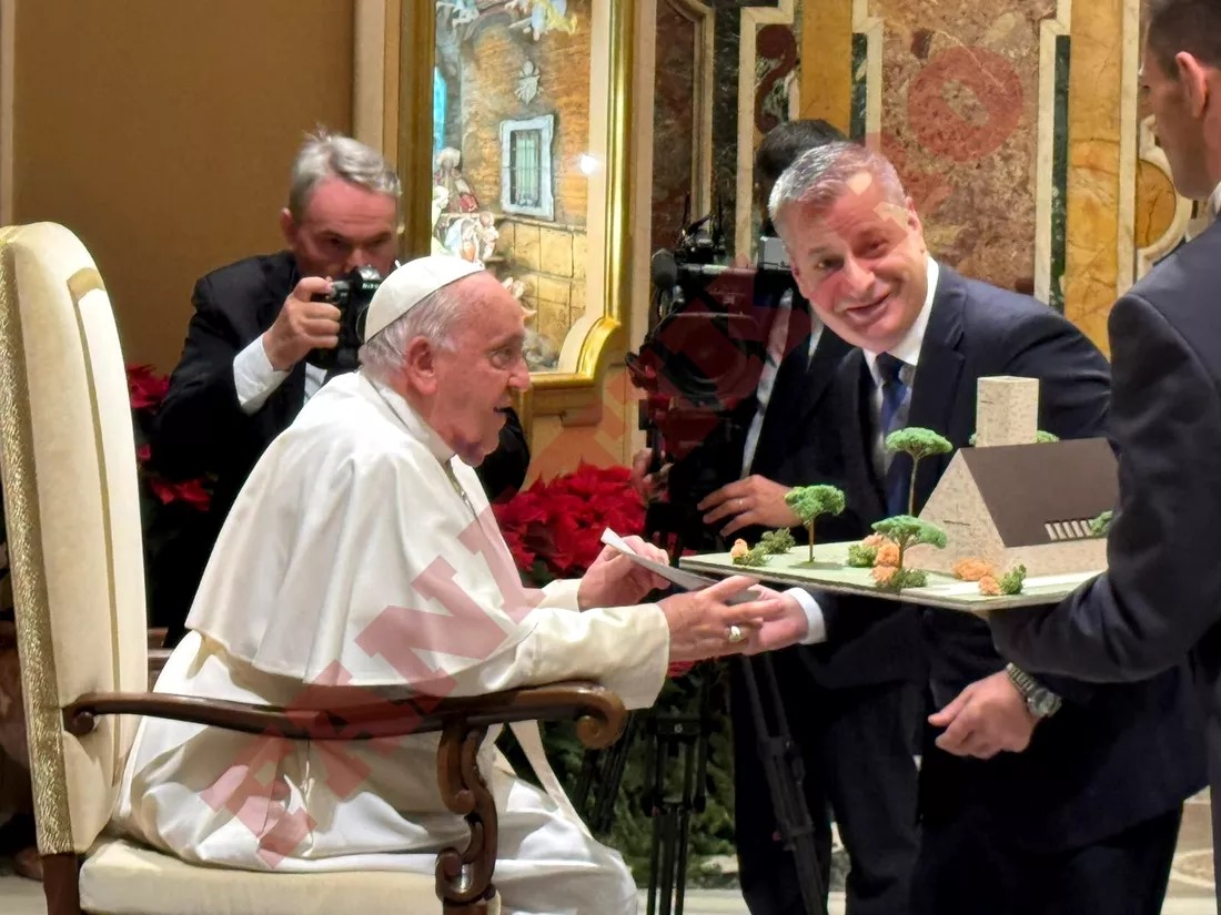 Ioan Varga și Papa Francisc (sursă foto: Fanatik.ro)