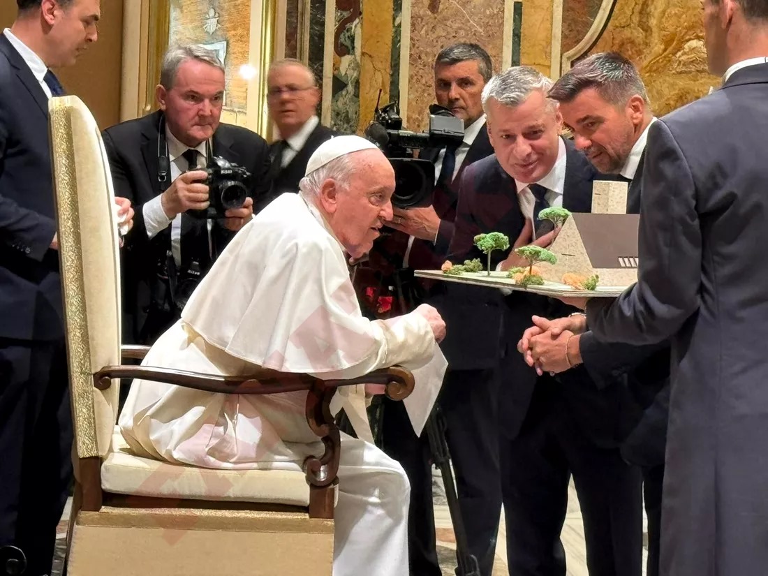 Ioan Varga și Papa Francisc (sursă foto: Fanatik.ro)