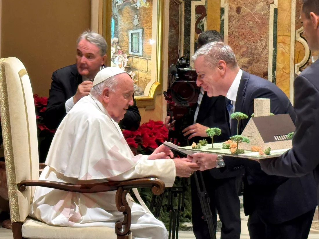 Ioan Varga și Papa Francisc (sursă foto: Fanatik.ro)