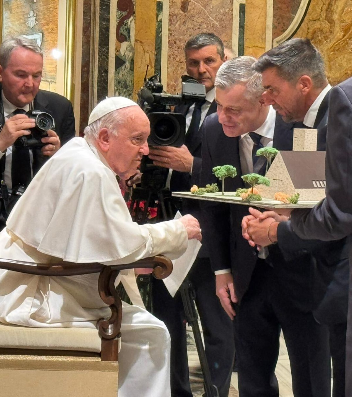 Ioan Varga și Papa Francisc (sursă foto: Fanatik.ro)