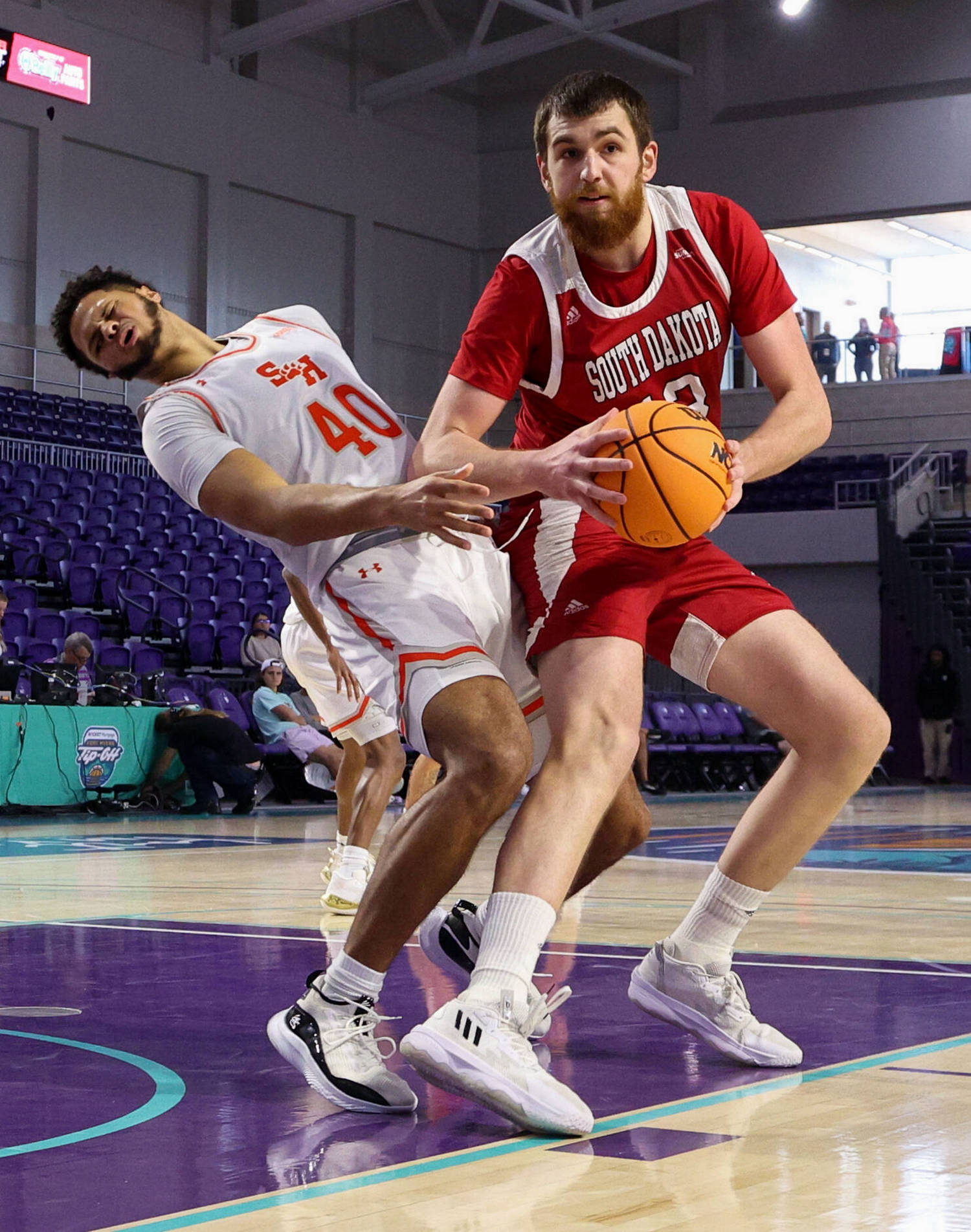 Mihai Cârcoană (dreapta) a apucat să joace 10 meciuri pentru Coyotes South Dakota / Foto: Imago