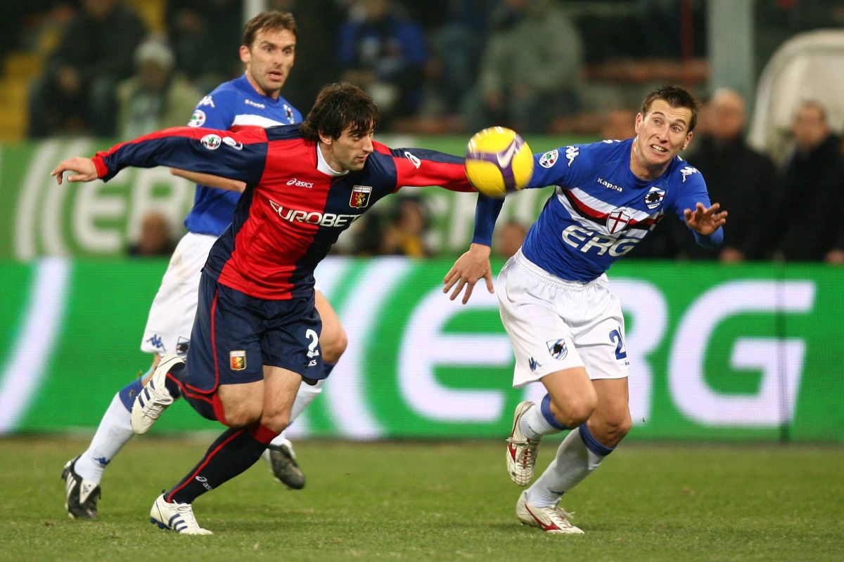 Diego Milito, la Genoa 2008-2009, într-un derby cu Sampdoria Foto: Imago