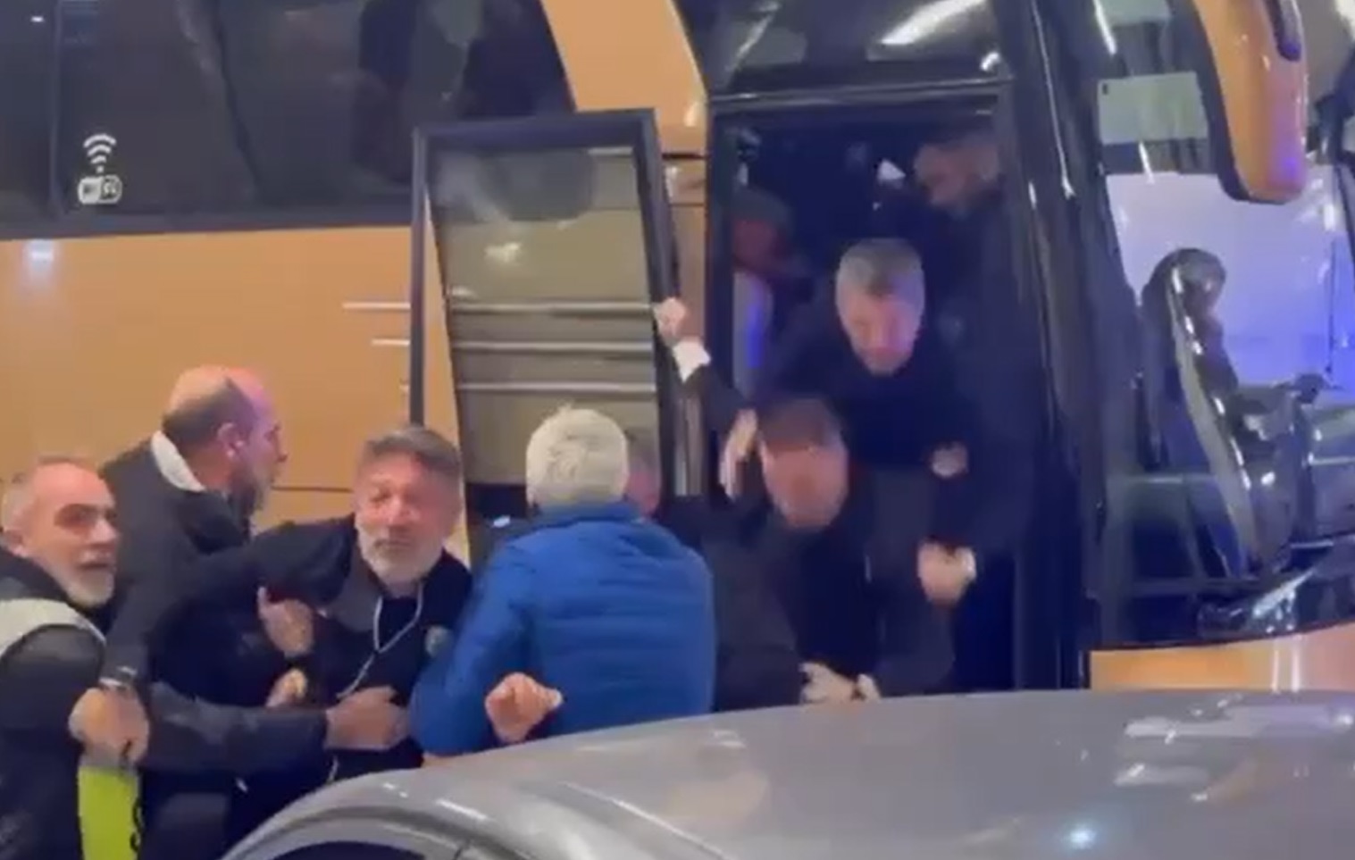 Provocați de fanii lui AEK, oficialii lui PAOK au răspuns. Răzvan Lucescu a vrut să iasă din autocar și a căzut de pe scară, peste alți secunzi