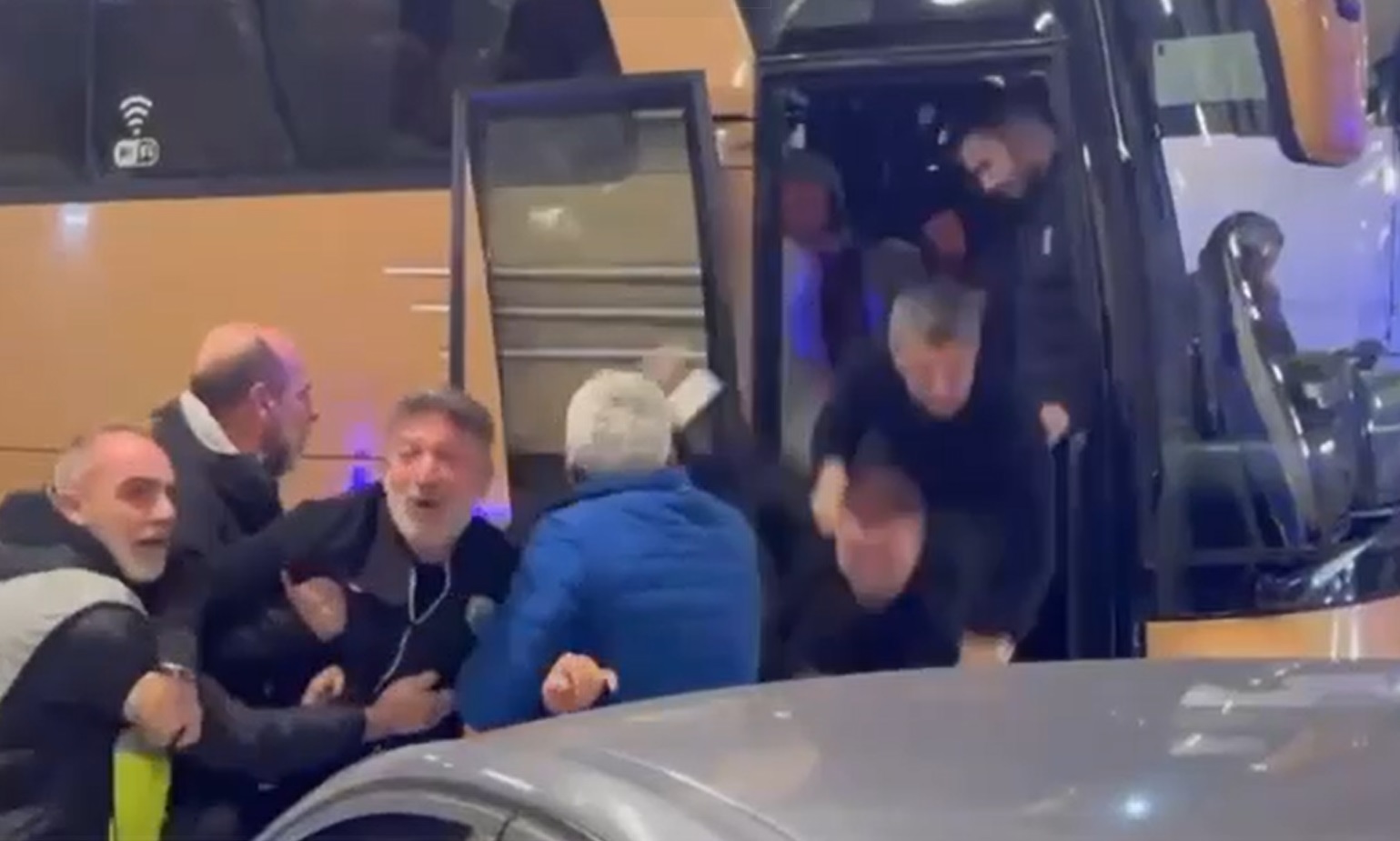 Provocați de fanii lui AEK, oficialii lui PAOK au răspuns. Răzvan Lucescu a vrut să iasă din autocar și a căzut de pe scară, peste alți secunzi