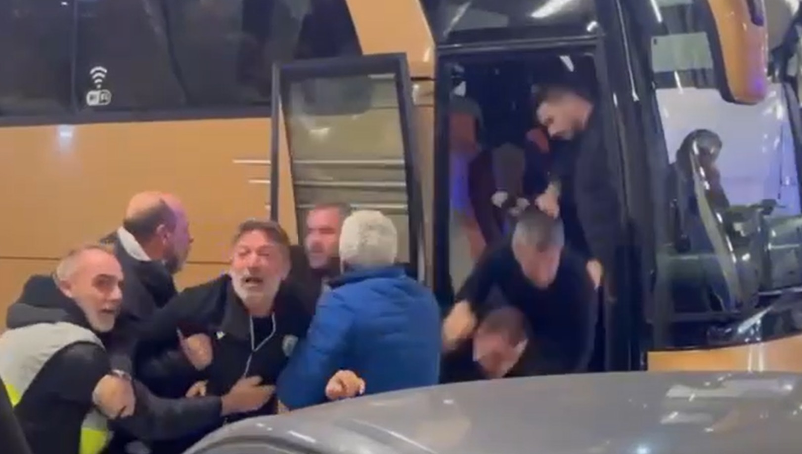 Provocați de fanii lui AEK, oficialii lui PAOK au răspuns. Răzvan Lucescu a vrut să iasă din autocar și a căzut de pe scară, peste alți secunzi