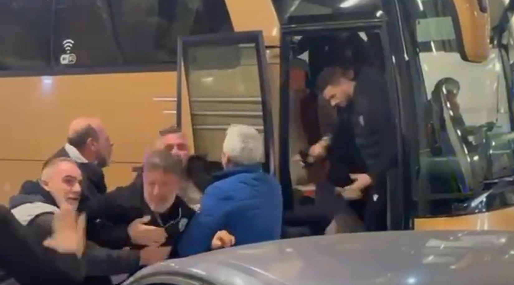 Provocați de fanii lui AEK, oficialii lui PAOK au răspuns. Răzvan Lucescu a vrut să iasă din autocar și a căzut de pe scară, peste alți secunzi