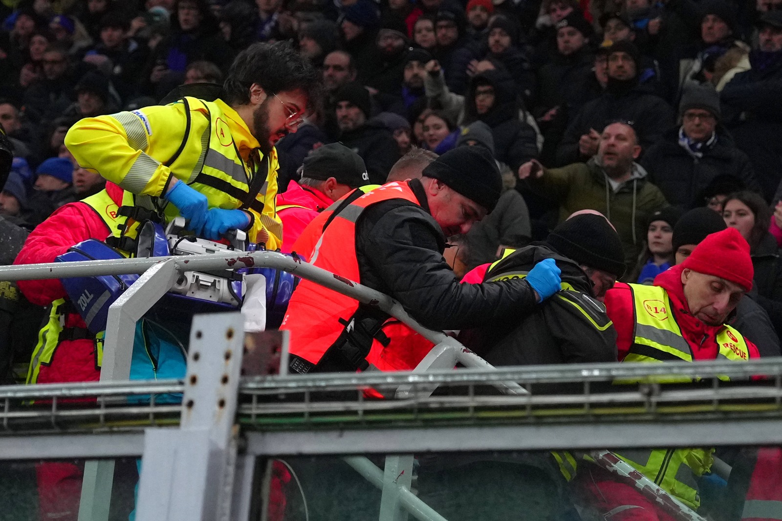 Medicii i-au salvat viața unui suporter pe „Giuseppe Meazza”. Foto: IMAGO