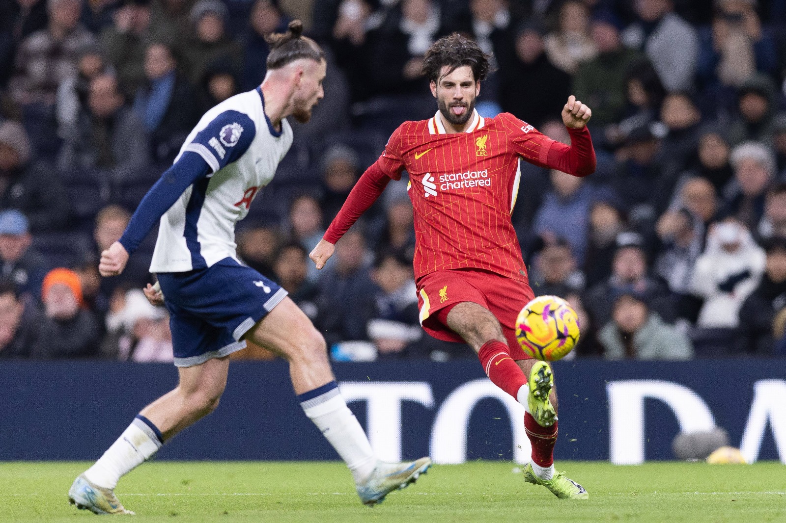 Drăgușin s-ar putea reîntâlni cu Szoboszlai în semifinalele Cupei Ligii, la Tottenham - Liverpool Foto: Imago