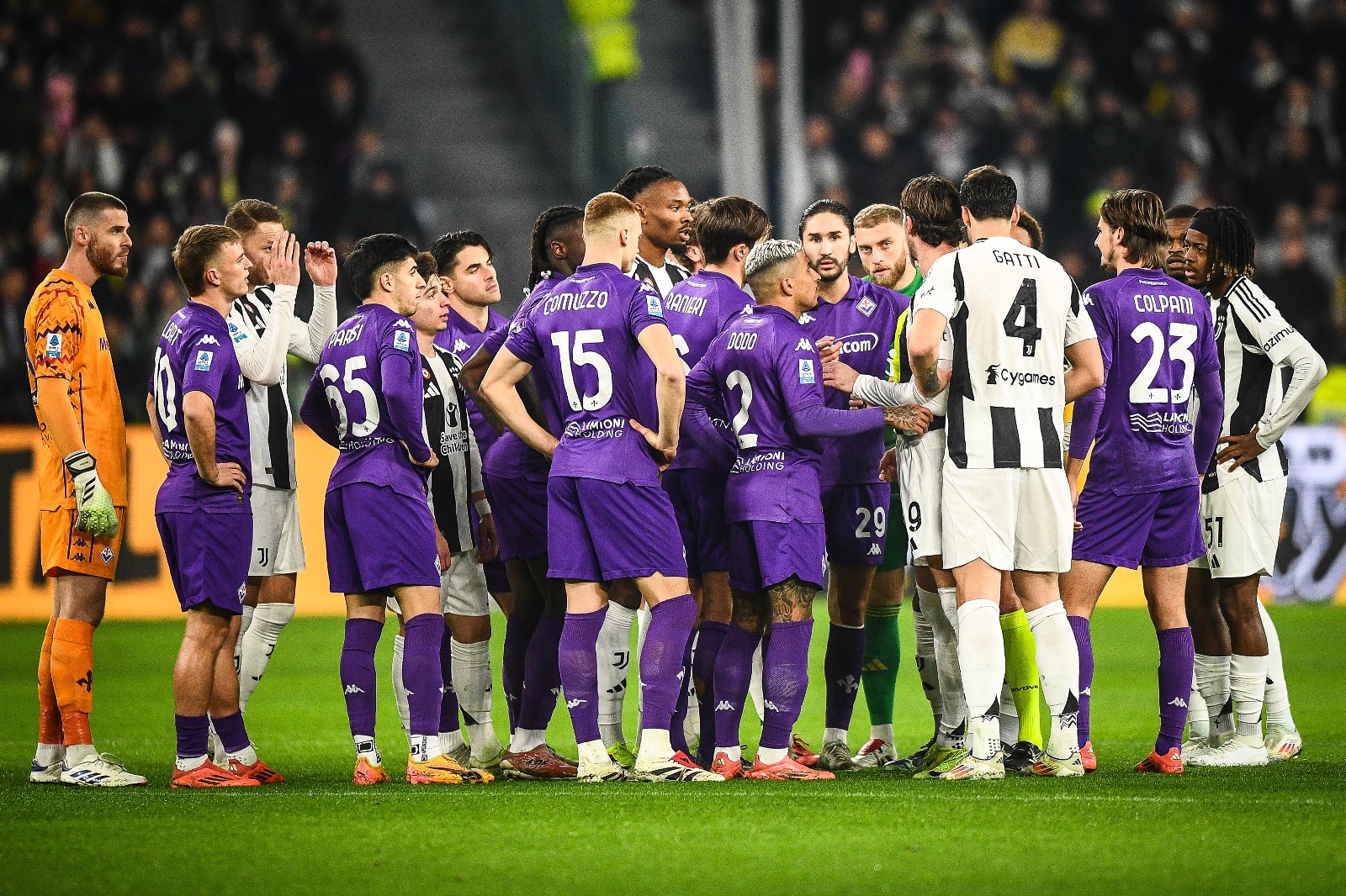 Toți jucătorii s-au strâns la mijlocul terenului și au discutat după atacul rasist asupra lui Vlahovic la Juventus - Fiorentina Foto: Imago