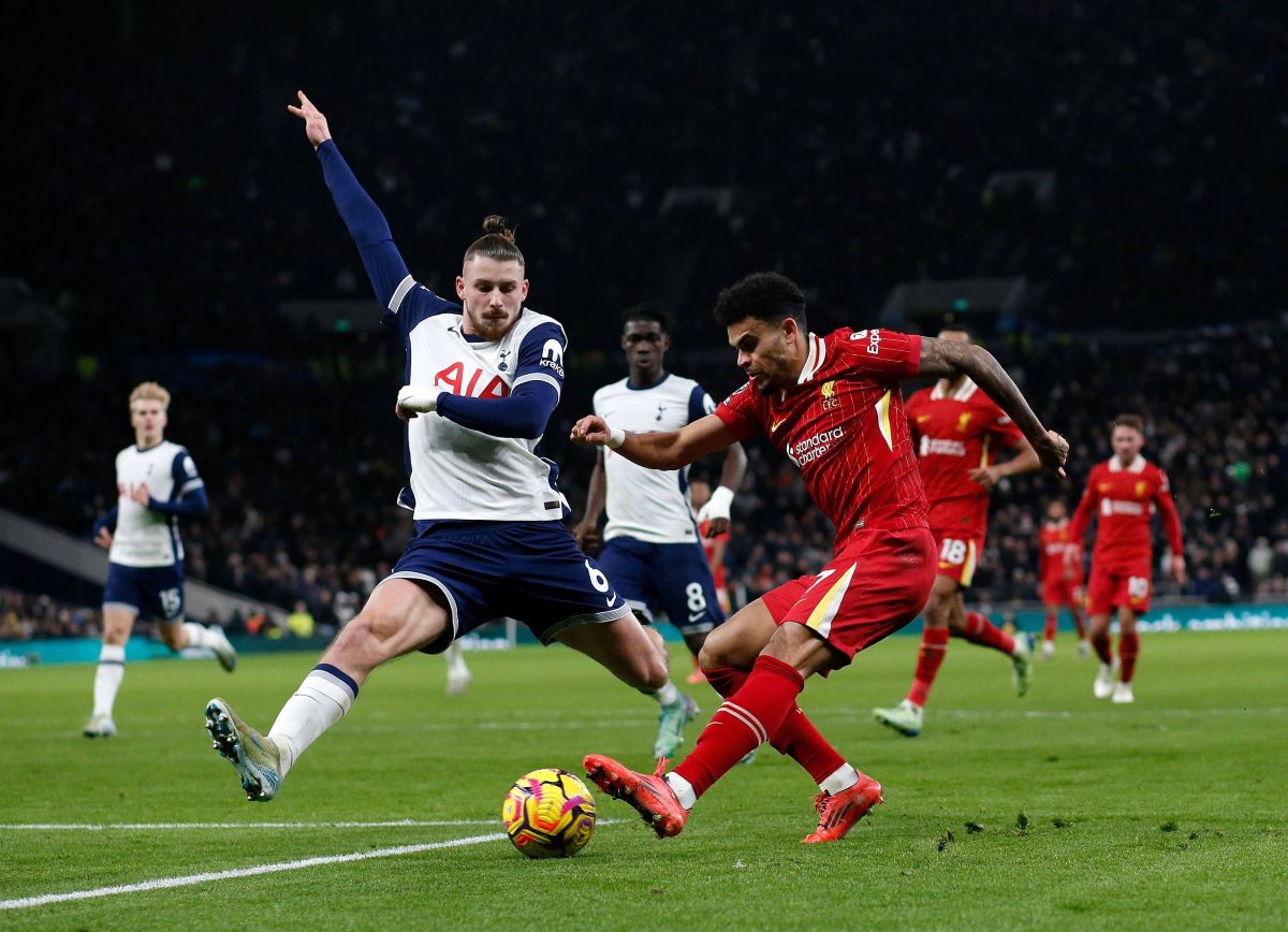 Radu Drăgușin, încercând să-l blocheze pe Luis Diaz la Tottenham - Liverpool 3-6 Foto: Imago