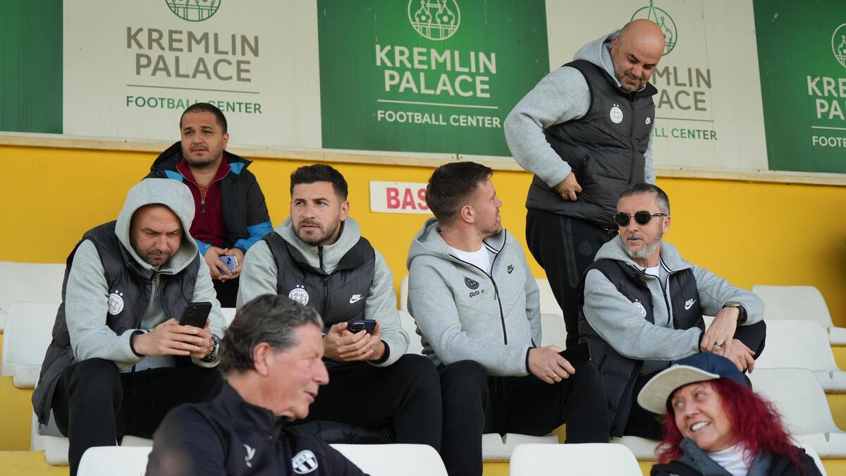 Staff-ul FCSB, în tribune la meciul amical al celor de la Dinamo/ Foto: Iosif Popescu - GOLAZO.ro.jpeg