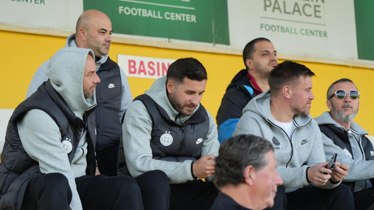 Staff-ul FCSB, în tribune la meciul amical al celor de la Dinamo/ Foto: Iosif Popescu - GOLAZO.ro.jpeg