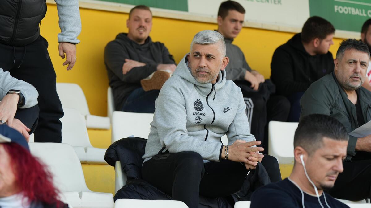 Staff-ul FCSB, în tribune la meciul amical al celor de la Dinamo/ Foto: Iosif Popescu - GOLAZO.ro.jpeg
