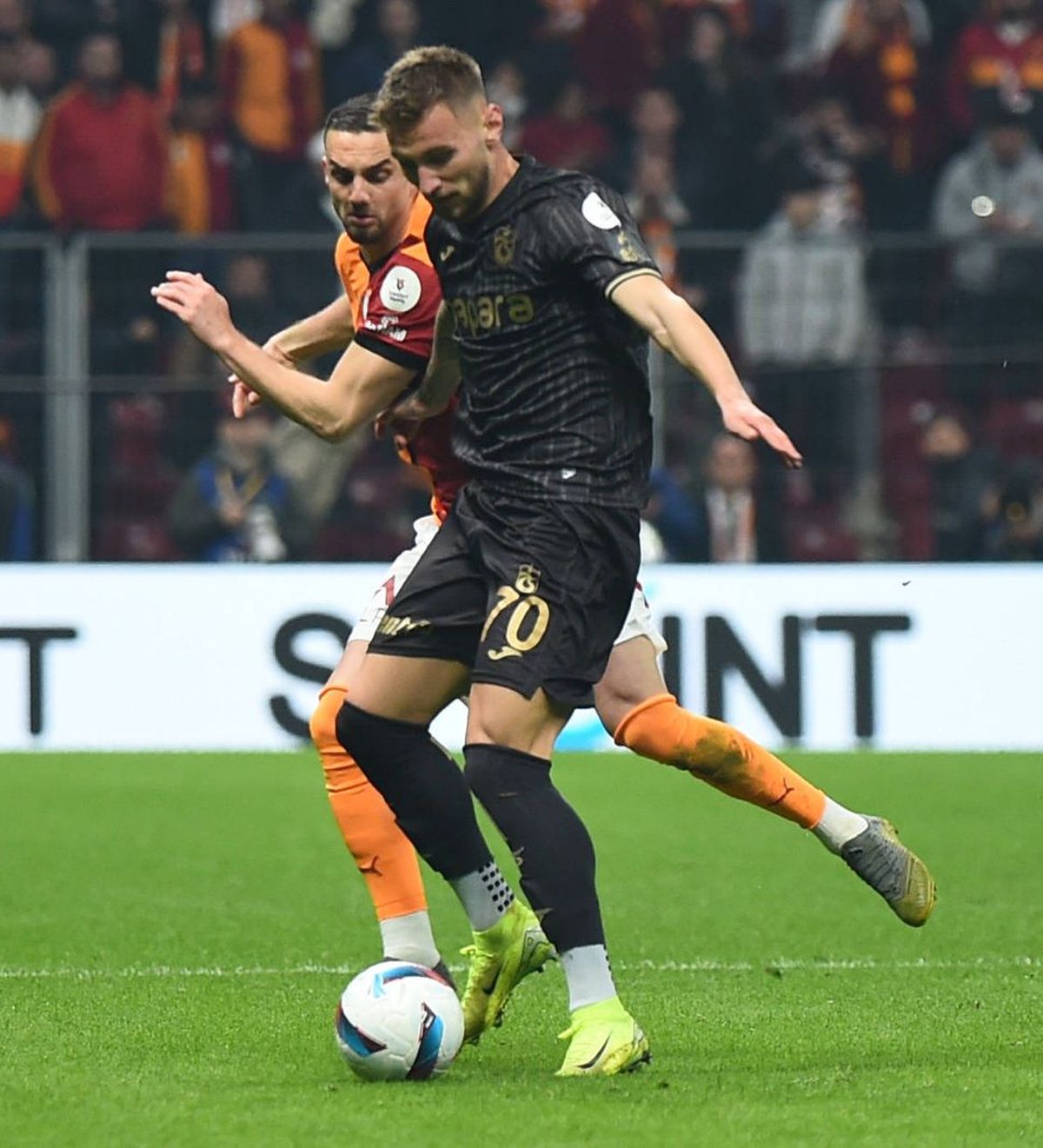 Denis Drăguș, la 3-4 cu Galata, la Istanbul Foto: Imago