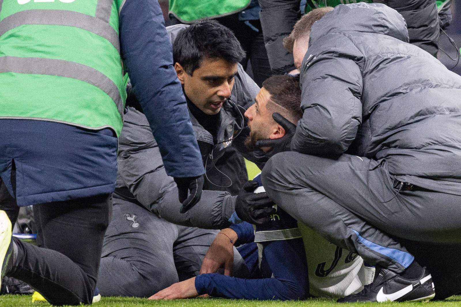 Rodrigo Bentancur primeşte îngrijiri medicale în timpul meciului Tottenham - Liverpool 1-0/ Foto: Imago