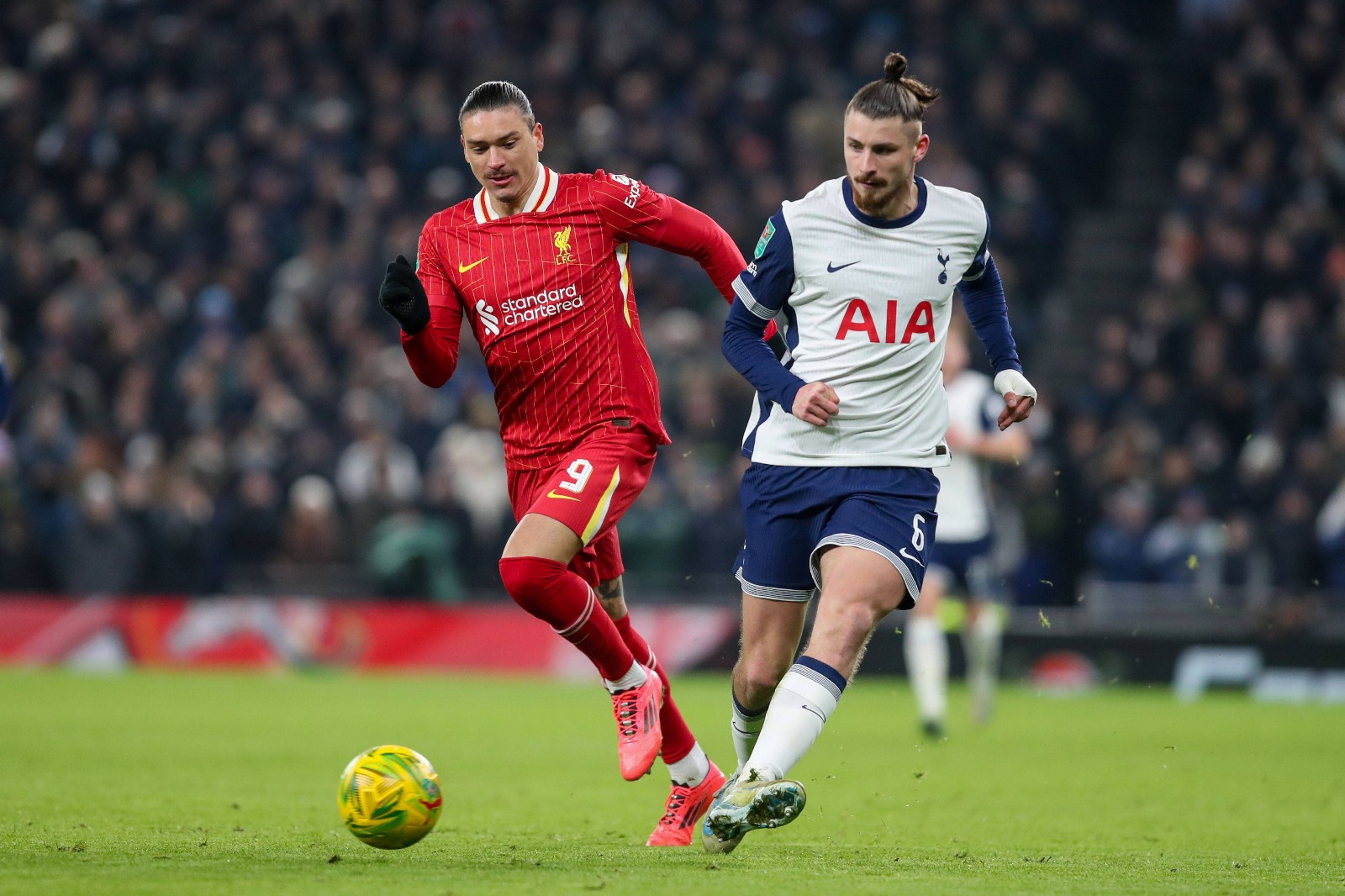 Drăgușin, la 1-0 cu Liverpool, în semifinalele Cupei Ligii Foto: Imago