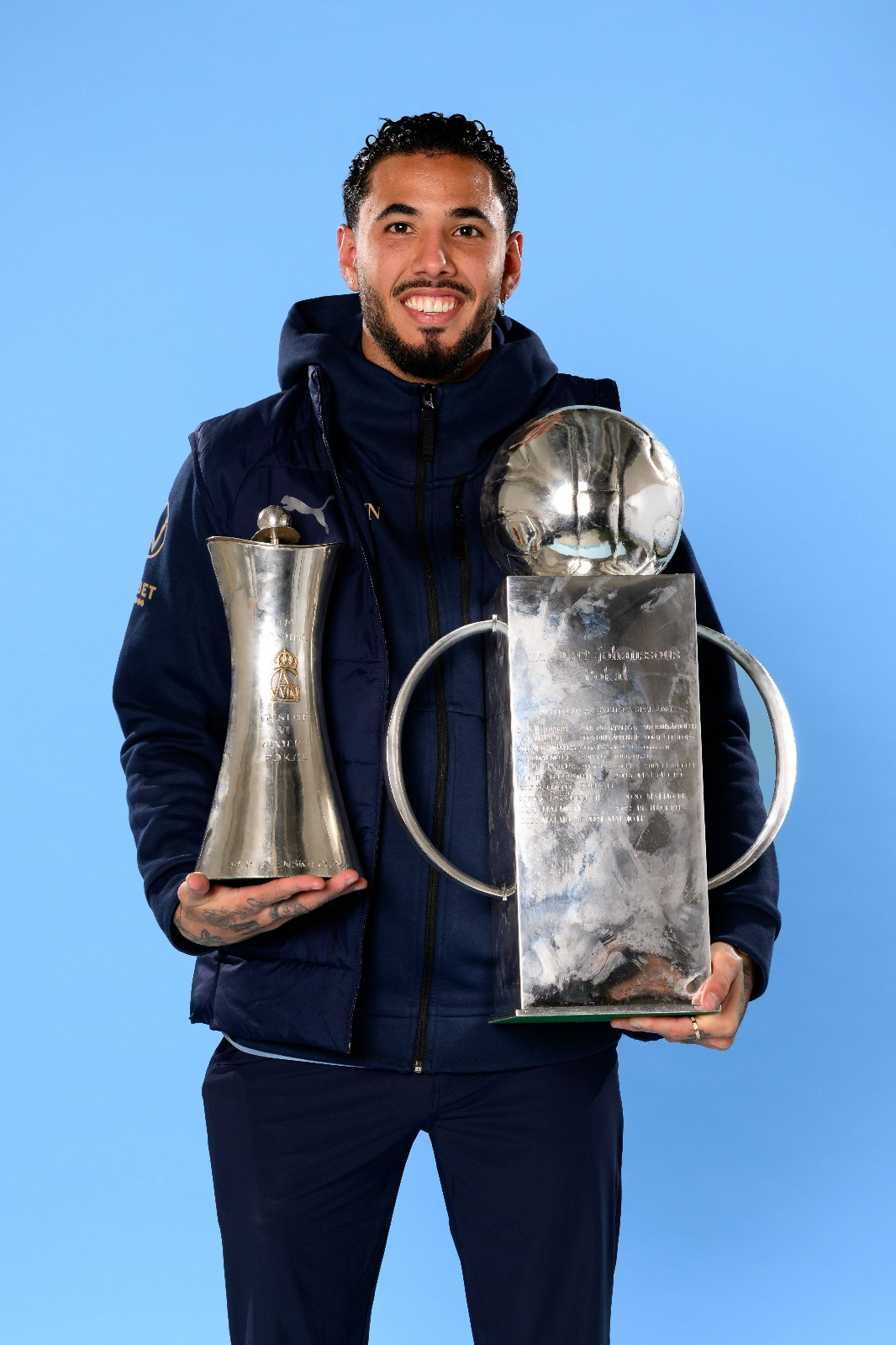 Sergio Pena și cele două trofee cucerite cu Malmo, pentru campionatul și Cupa Suediei Foto: Imago