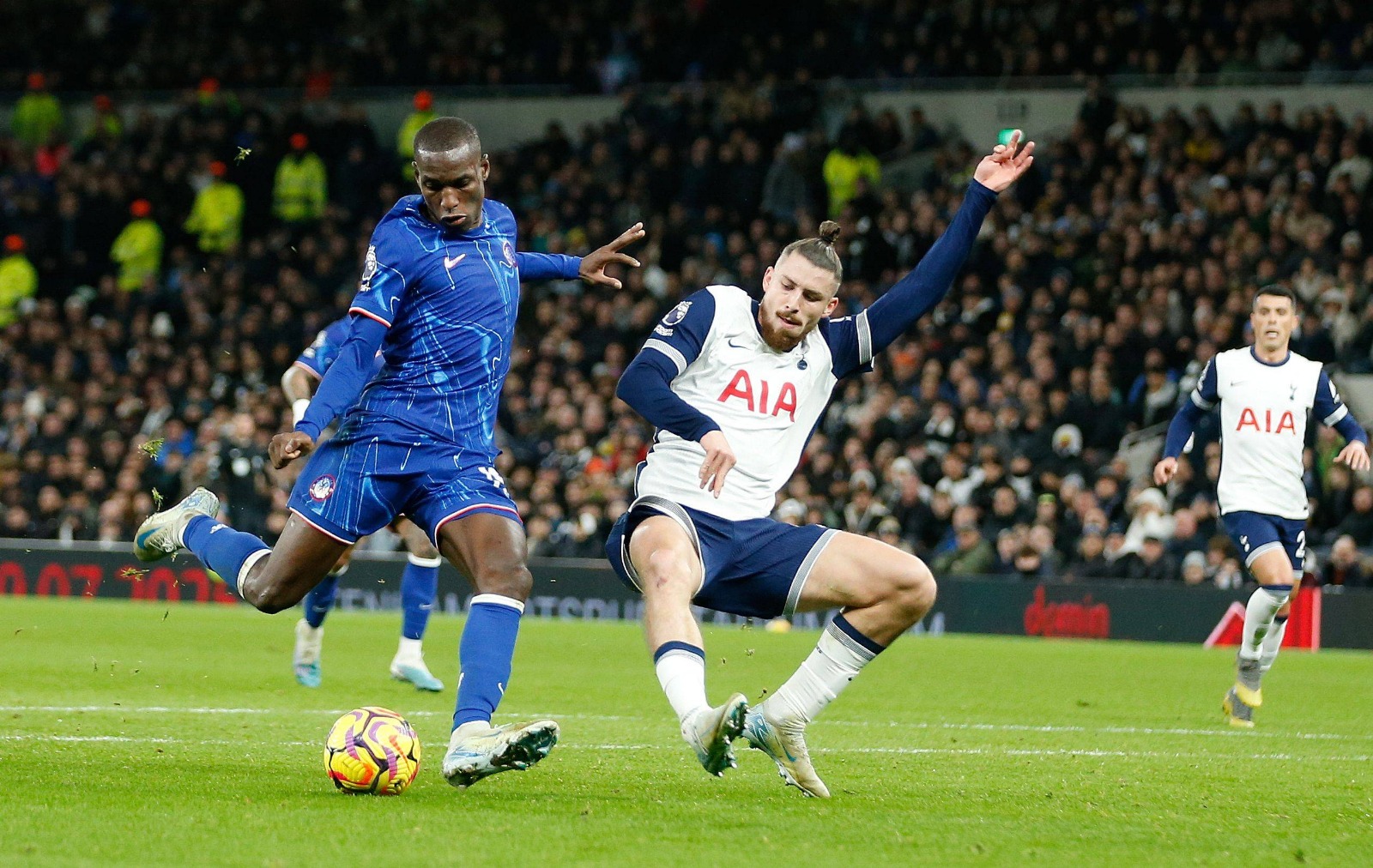 Drăgușin, tackling disperat la 3-4 cu Chelsea Foto: Imago