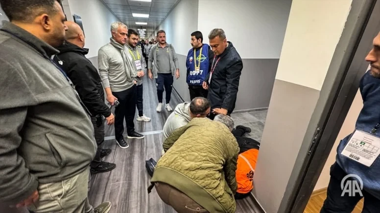 Jose Mourinho a rămas la locul incidentului chiar și după intervenția echipei medicale FOTO: X