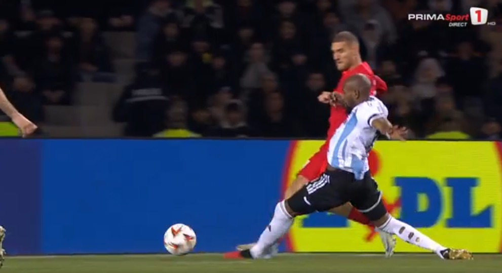 Penalty anulat de VAR pentru FCSB, în meciul cu Qarabag (Captură foto: Prima Sport)