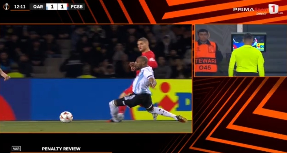 Penalty anulat de VAR pentru FCSB, în meciul cu Qarabag (Captură foto: Prima Sport)