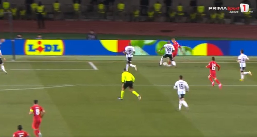 Penalty anulat de VAR pentru FCSB, în meciul cu Qarabag (Captură foto: Prima Sport)