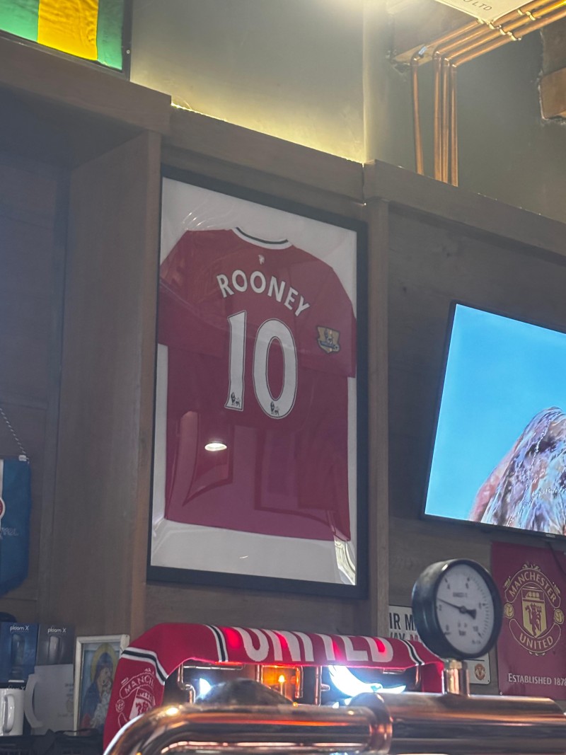 Suporterii lui Manchester United în Centrul Vechi (FOTO: GOLAZO.ro / Filip Ioanițiu)