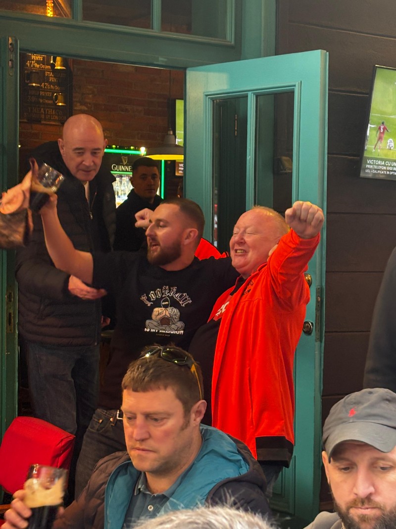 Suporterii lui Manchester United în Centrul Vechi (FOTO: GOLAZO.ro / Filip Ioanițiu)