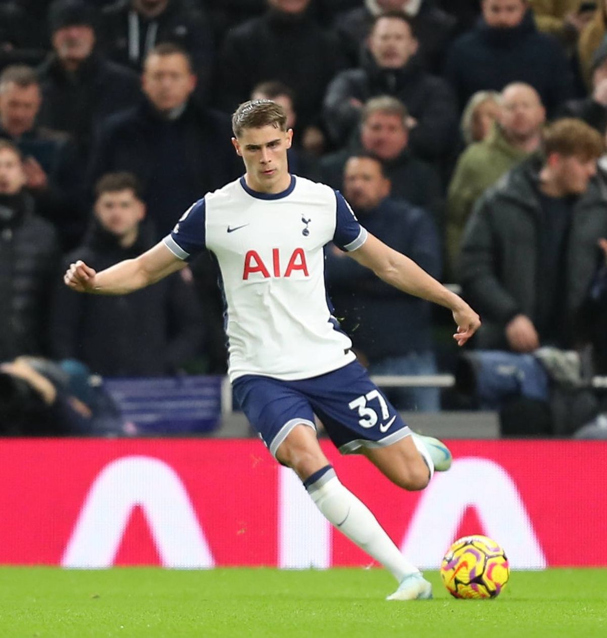 Micky van de Ven, cel mai ofensiv stoper al lui Tottenham Foto: Imago