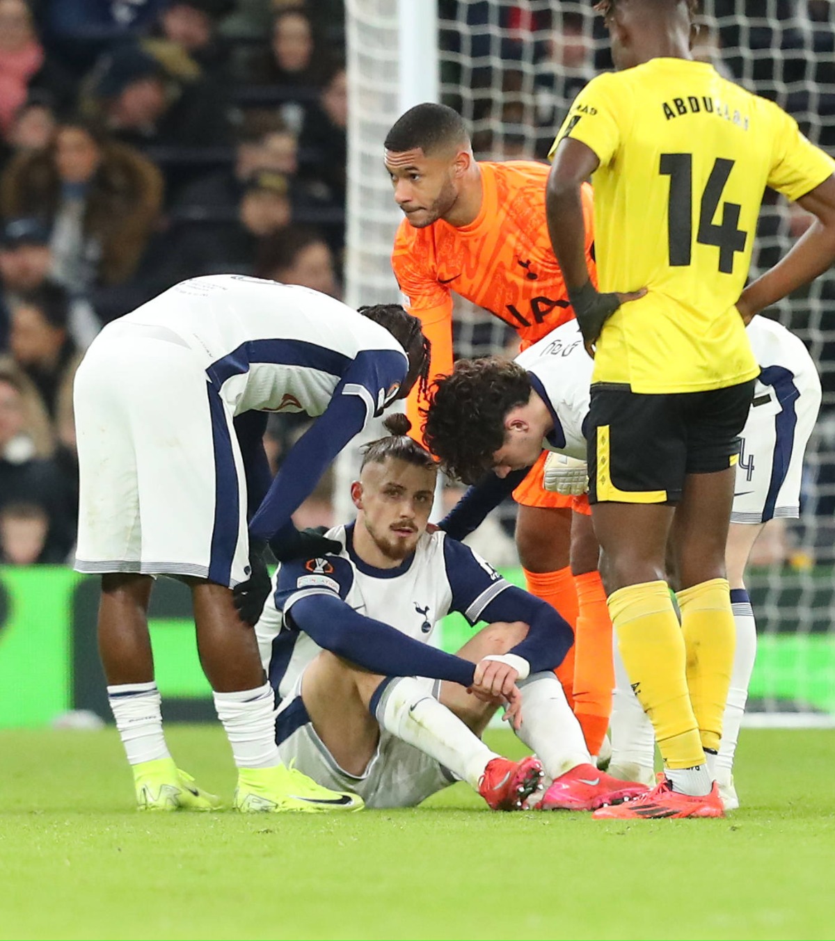 Drăgușin, susținut de colegi după accidentarea din ianuarie Foto: Imago