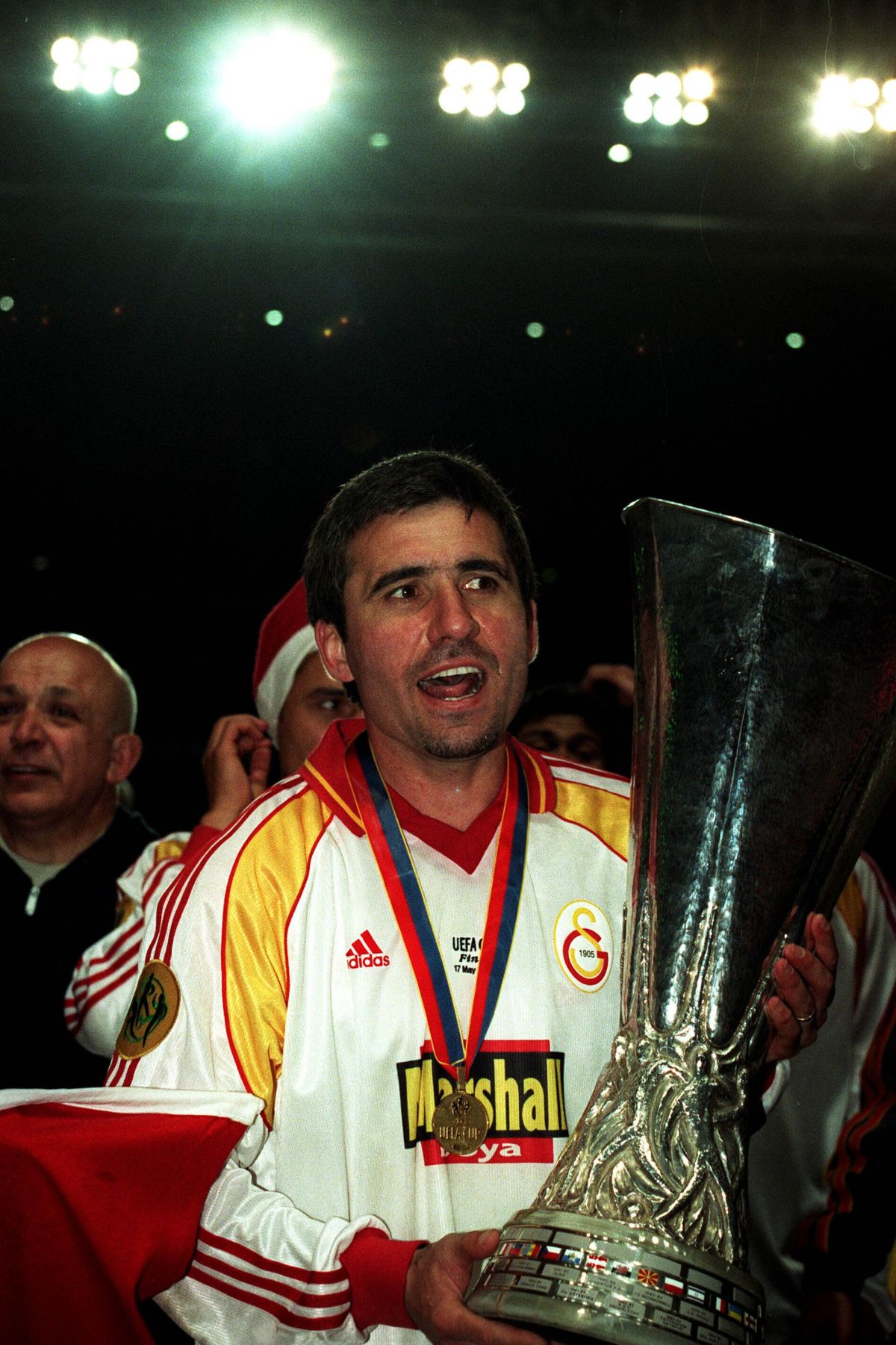 Gică Hagi, după cucerirea Cupei UEFA, în 2000. Primul trofeu european al lui Galatasaray Fotografii: Imago