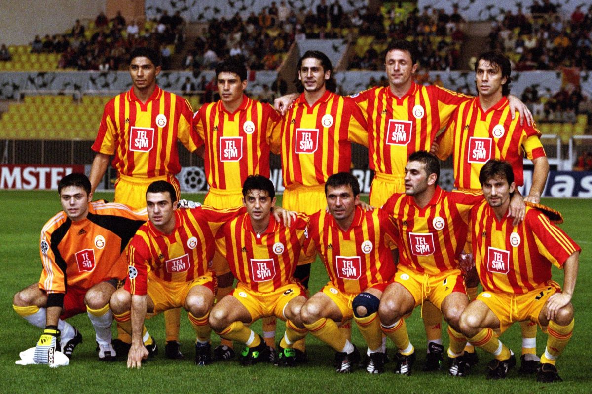 Hagi, înaintea unui meci de Liga Campionilor (2000-2001). În stânga lui, Okan Buruk. În spatele lor, Gică Popescu