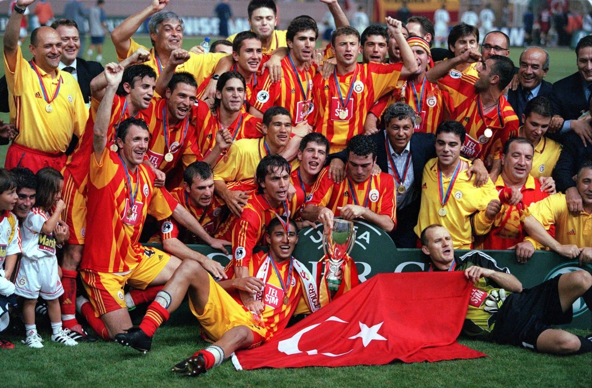 Fericirea cuceririi Supercupei Europei. Împreună cu jucătorii, antrenorul Mircea Lucescu și secundul Gabi Balint