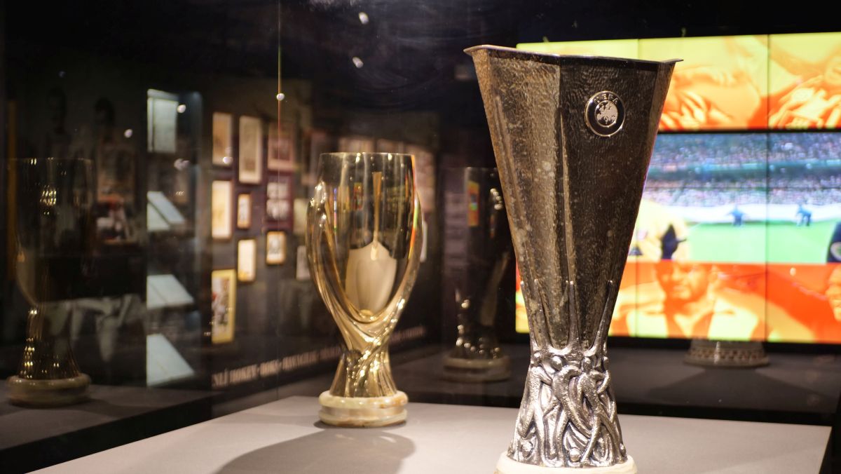 Cupa UEFA (dreapta) și Supercupa Europei, mândria „Cim-Bom-Bom”