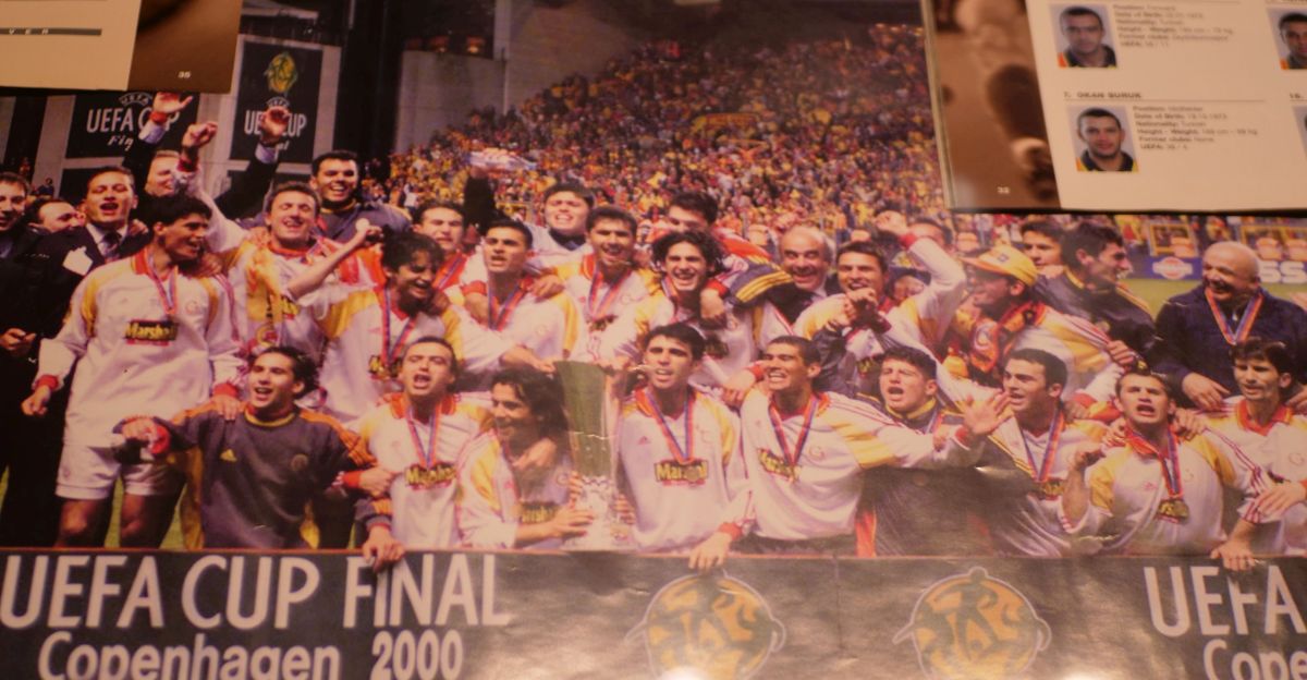 Fotografia fericirii. Galatasaray cucerise Cupa UEFA. În dreapta, cu șapcă, Gică Hagi. În stânga, Gică Popescu