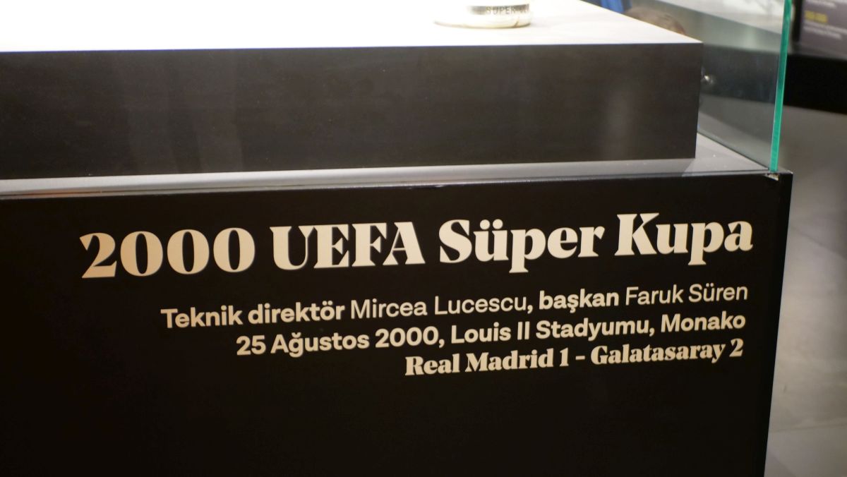 25 august 2000, Louis II, Monte Carlo. Supercupa Europei, cu Mircea Lucescu antrenor