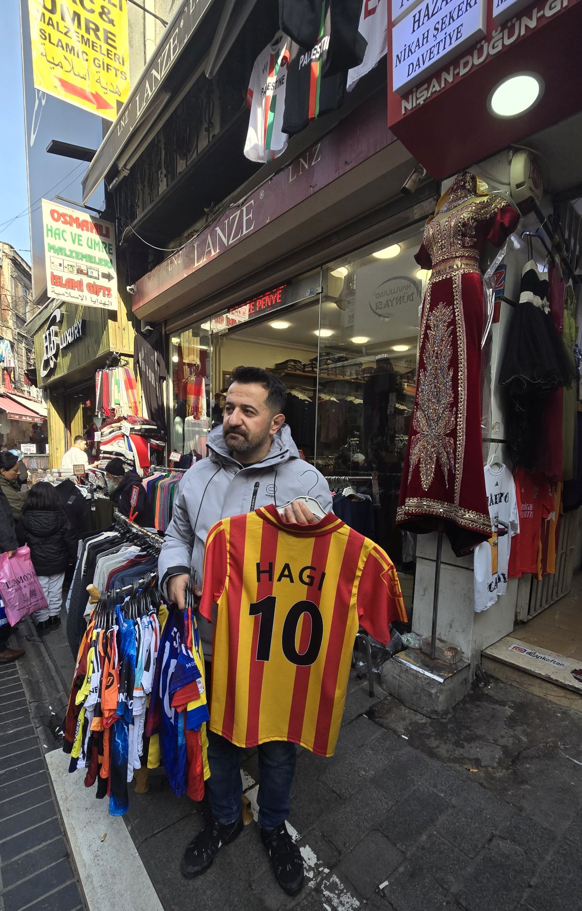 Mereu e cineva care vrea să vândă un tricou cu Hagi la Istanbul