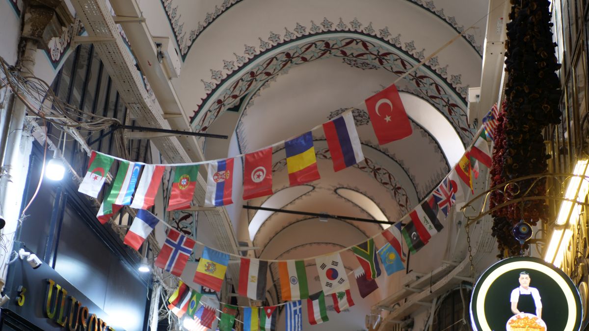 Și steagul nostru, între cele ale Tunisiei și Rusiei