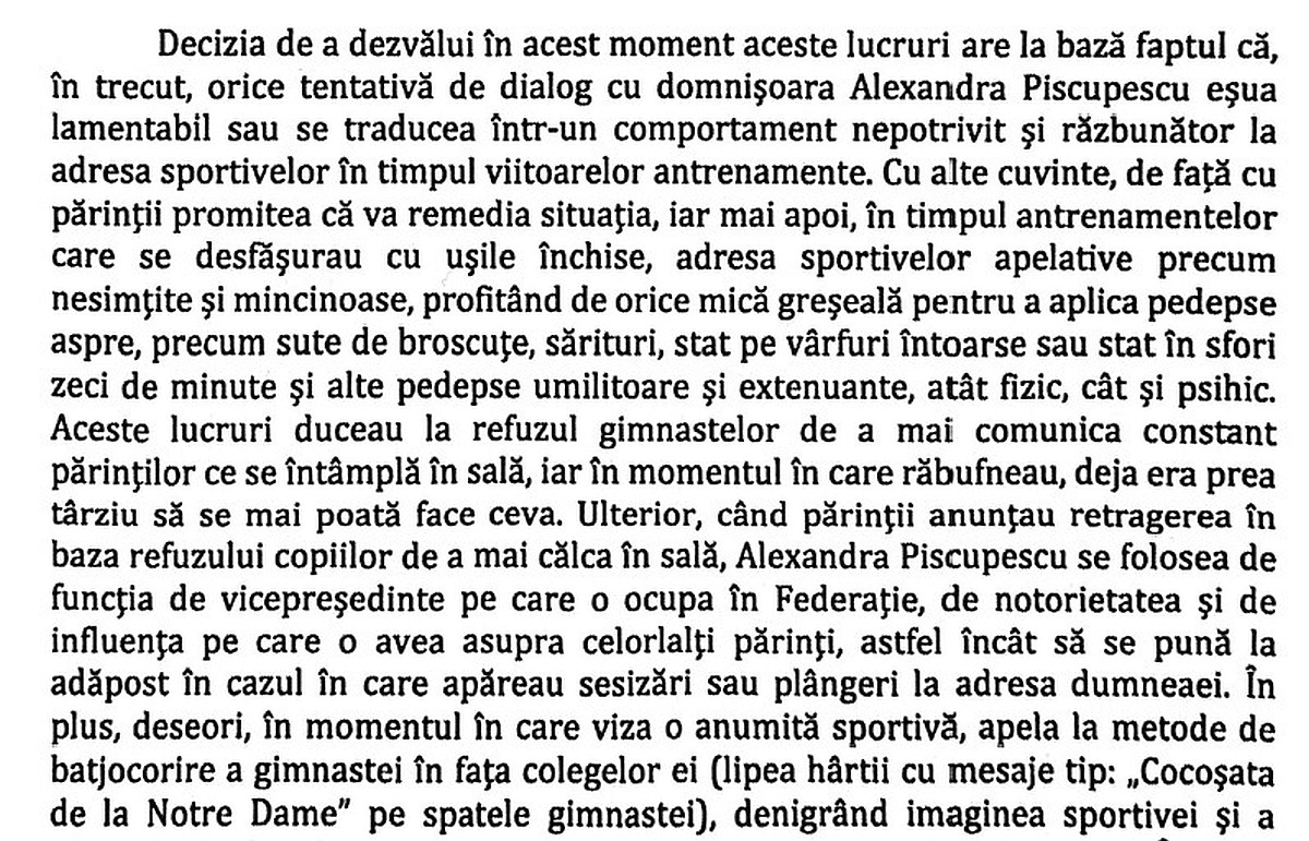 Alexandra Piscupescu este acuzată că a lipit o hârtie pe spatele unei sportive, hârtie cu mesajul: "Cocoșata de la Notre-Dame".