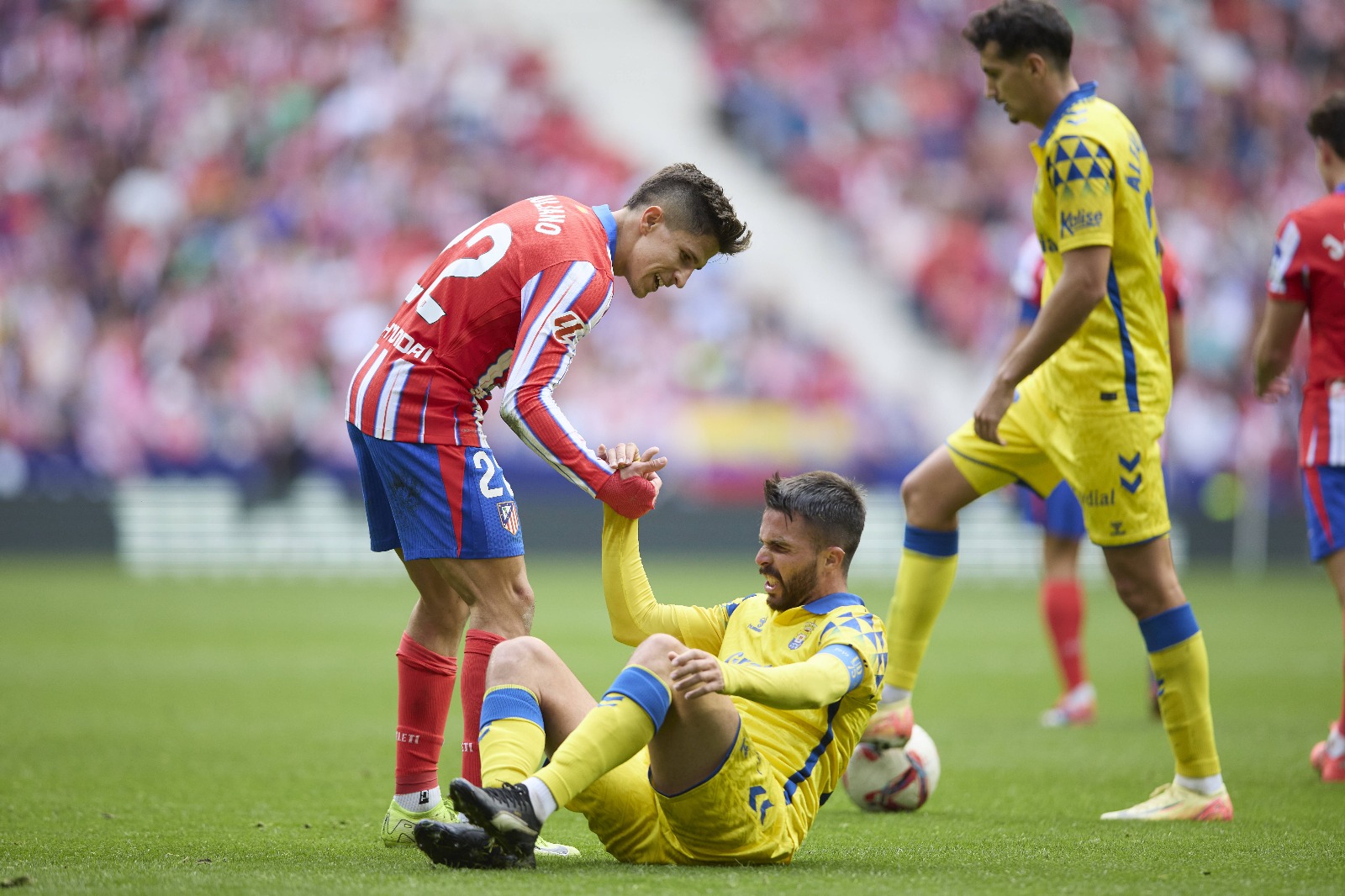 Moment care înseamnă mult mai mult acum: Giuliano Simeone (Atletico), ajutându-l să se ridice pe Kirian Foto: Imago