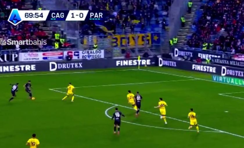 Florinel Coman, gol la debutul la Cagliari. Capturi FuboTV (2).jpg