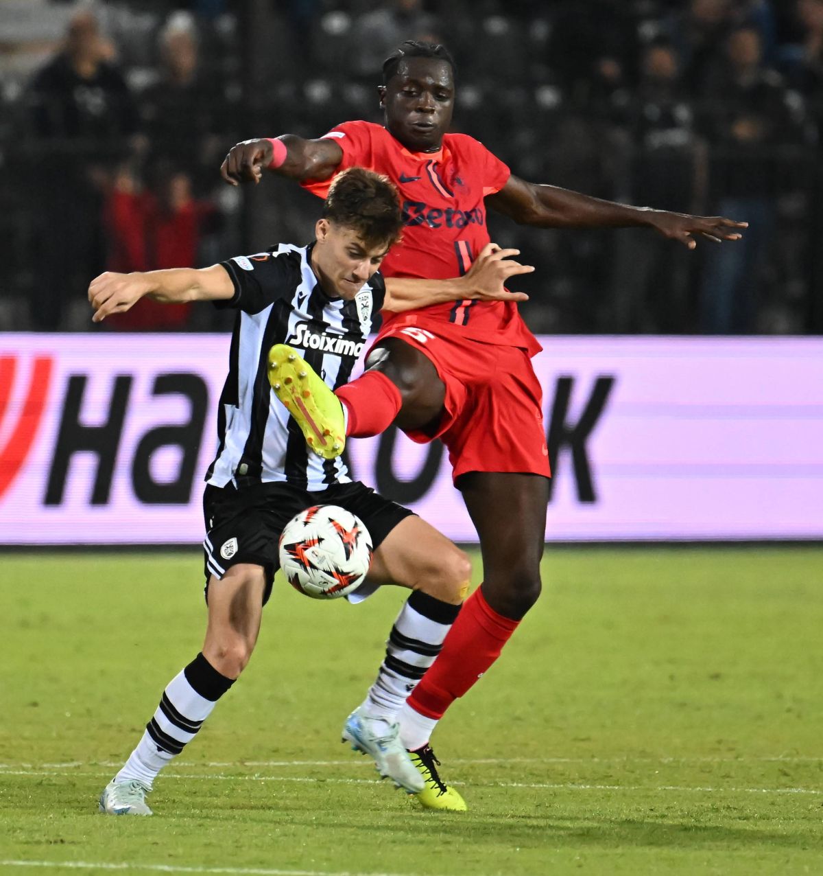 Konstantelias, în duel cu Dawa la PAOK - FCSB 0-1, în toamnă Foto: Imago