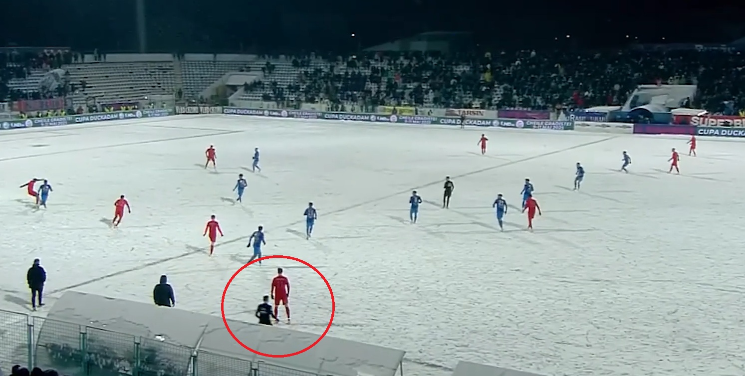 Poziția lui Miculescu în momentul pasei lui Ngezana la golul de 2-0 pentru FCSB. Foto: captură Prima Sport