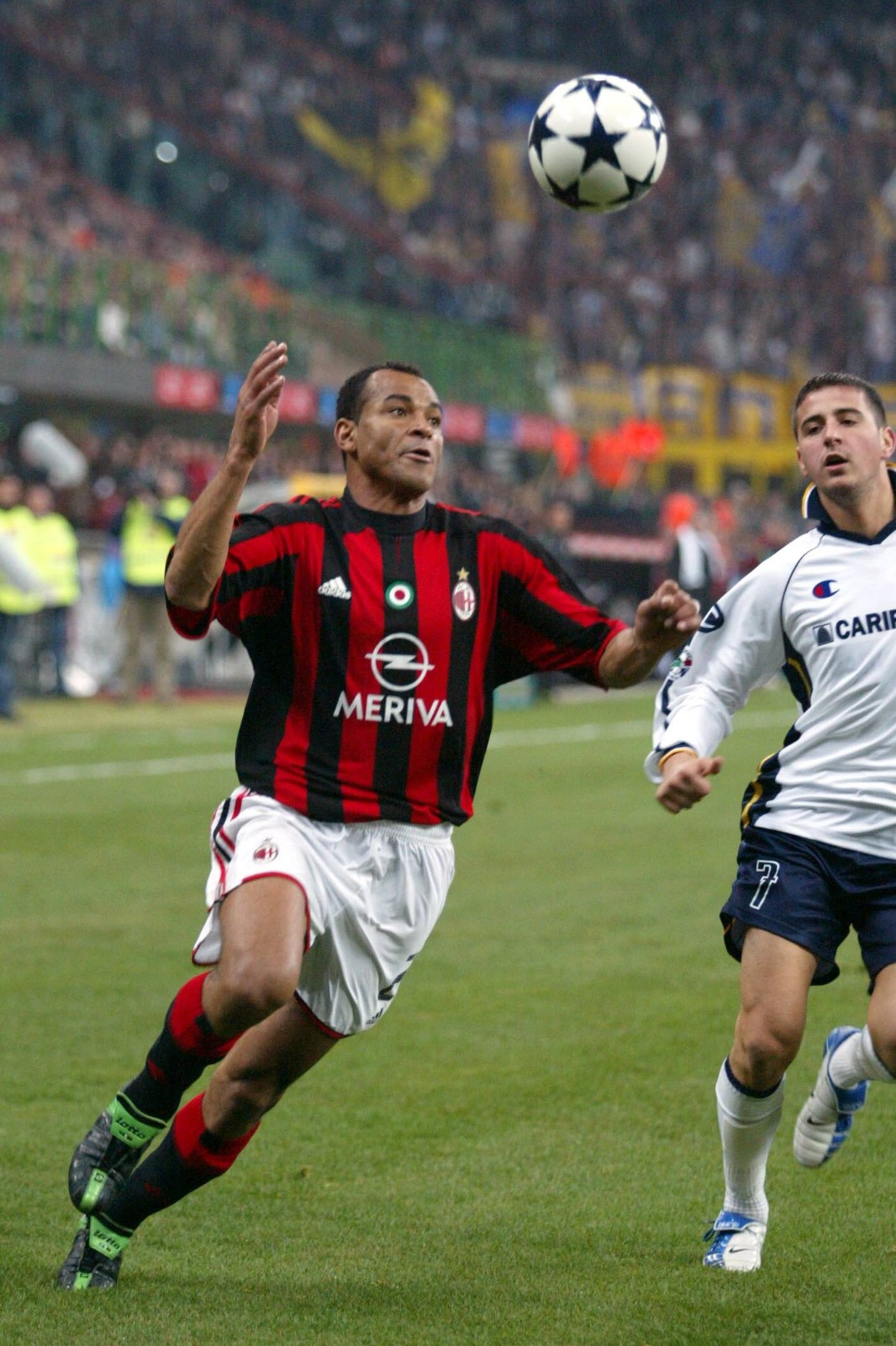 Ianis Zicu, într-un duel cu Cafu la meciul de Serie A Milan - Parma 3-1, pe 20 martie 2004 Foto;: Imago