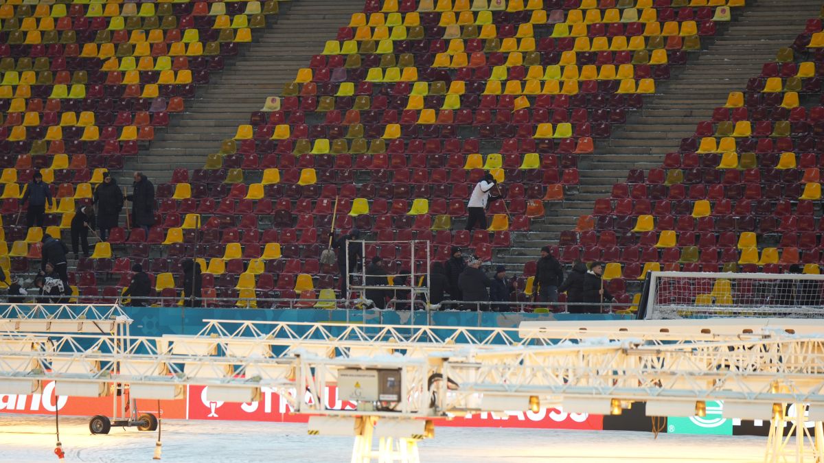 Voluntarii au deszăpezit tribunele de pe Arena Națională