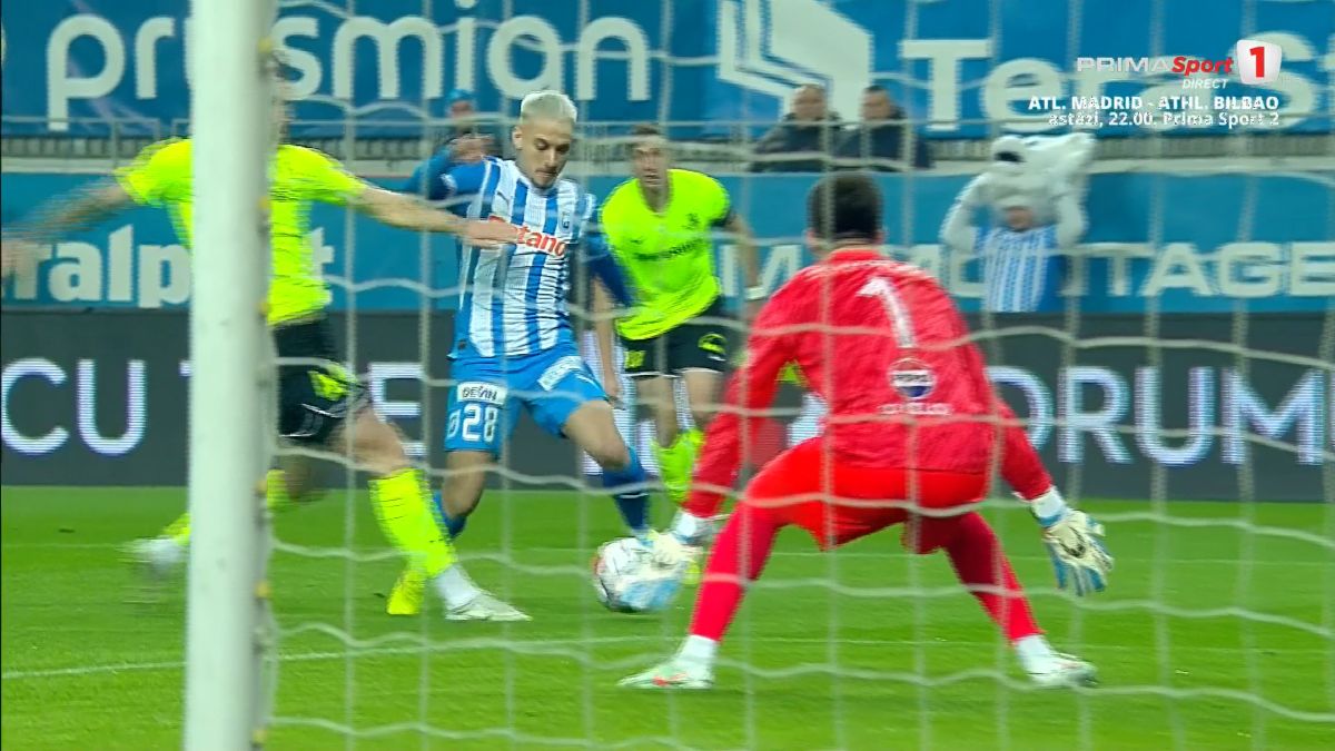 Alexandru Mitriță cere penalty după un duel cu Mihai Bălașa. Foto: captură Prima Sport 1