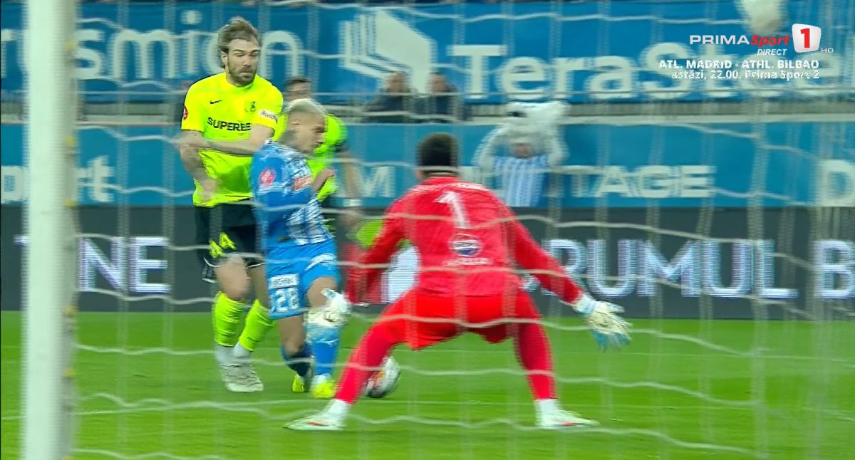Alexandru Mitriță cere penalty după un duel cu Mihai Bălașa. Foto: captură Prima Sport 1