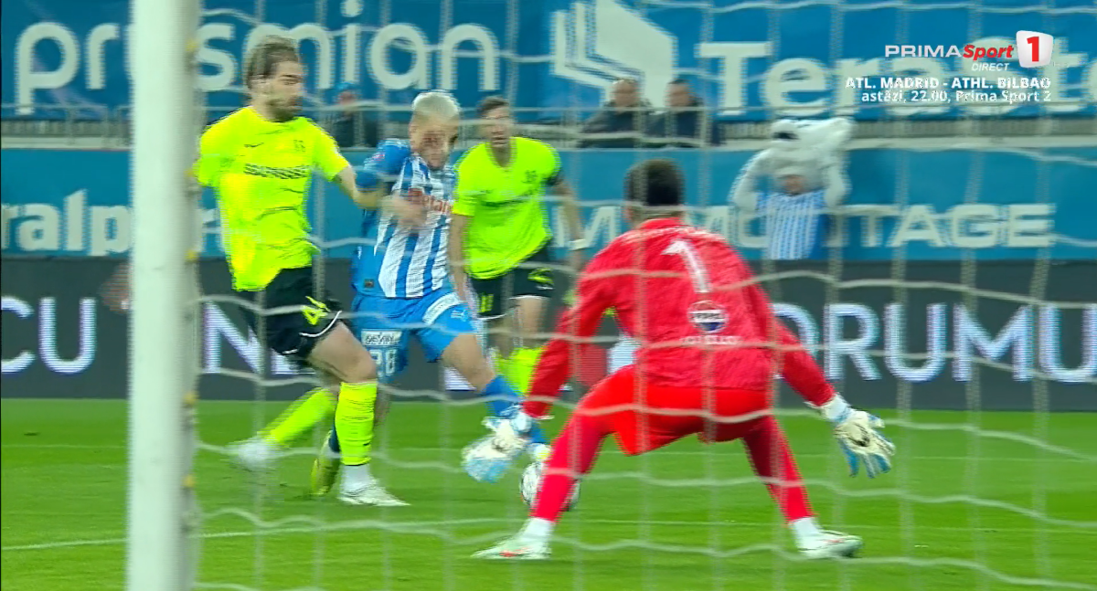 Alexandru Mitriță cere penalty după un duel cu Mihai Bălașa. Foto: captură Prima Sport 1