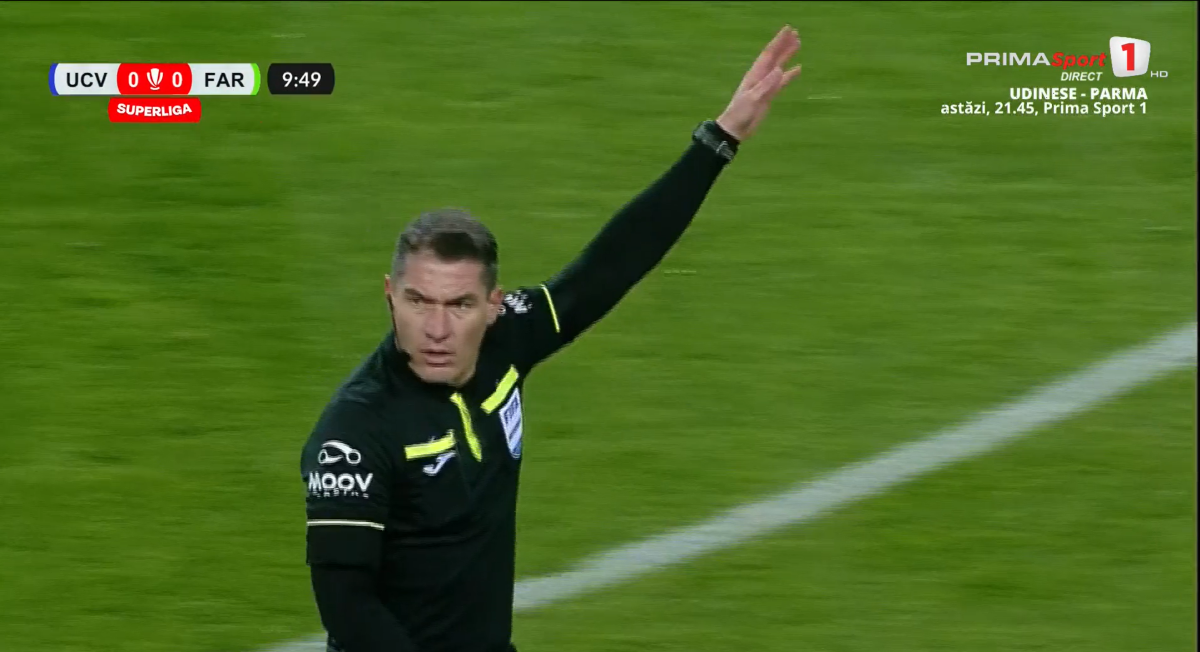 Alexandru Mitriță cere penalty după un duel cu Mihai Bălașa. Foto: captură Prima Sport 1