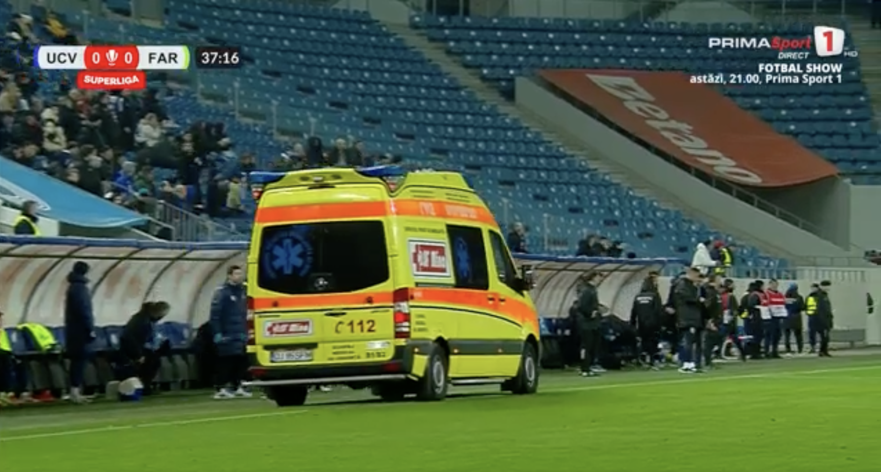 Momentul când partida a fost întreruptă și ambulanța a intrat pe teren (foto: captură Prima Sport)